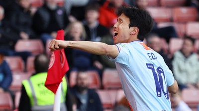 030426 - Sheffield United v Swansea City - Sky Bet Championship - Eom Ji-sung of Swansea celebrates the equaliser 