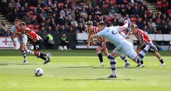030426 - Sheffield United v Swansea City - Sky Bet Championship - Zan Vipotnik of Swansea takes penalty to equal scores 1-1