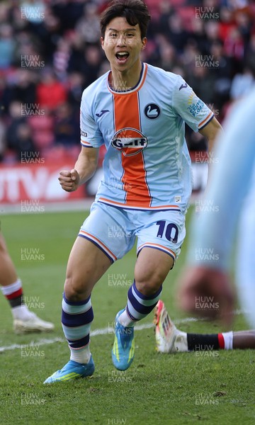 030426 - Sheffield United v Swansea City - Sky Bet Championship - Eom Ji-sung of Swansea wheels away to celebrate after scoring the equaliser 3-3