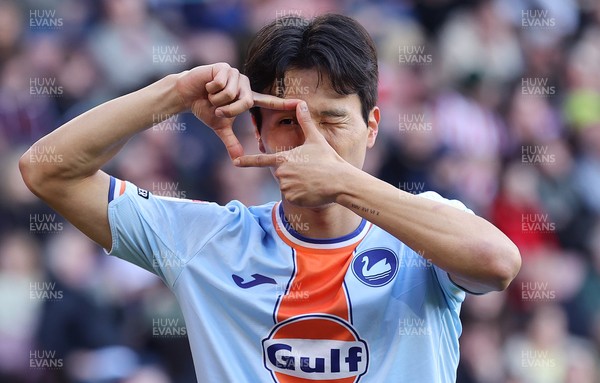 030426 - Sheffield United v Swansea City - Sky Bet Championship - Eom Ji-sung of Swansea celebrates after scoring the equalising goal to make it 3-3 