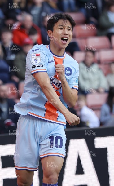 030426 - Sheffield United v Swansea City - Sky Bet Championship - Eom Ji-sung of Swansea celebrates after scoring the equalising goal to make it 3-3 