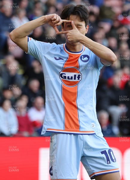 030426 - Sheffield United v Swansea City - Sky Bet Championship - Eom Ji-sung of Swansea celebrates after scoring the equalising goal to make it 3-3 