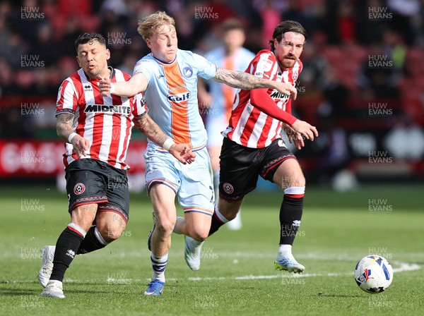 030426 - Sheffield United v Swansea City - Sky Bet Championship - Melker Widell of Swansea and Joe Rothwell of Sheffield United and Gustavo Hamer of Sheffield United