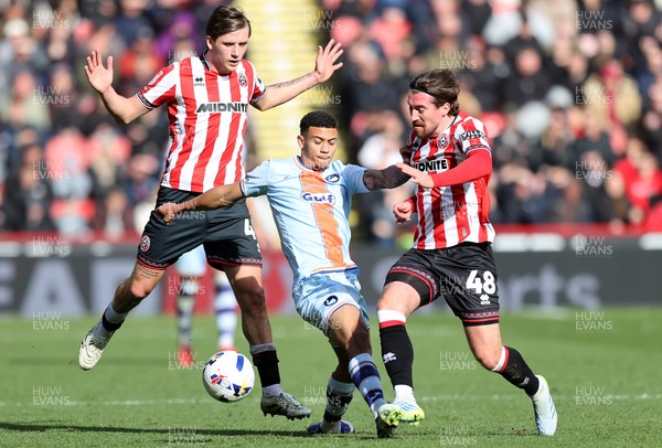 030426 - Sheffield United v Swansea City - Sky Bet Championship - Gustavo Nunes of Swansea tries to escape from Sydie Peck of Sheffield Utd and Joe Rothwell