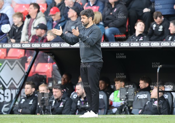 030426 - Sheffield United v Swansea City - Sky Bet Championship - Swansea manager Vitor Matos gives instruction to his players