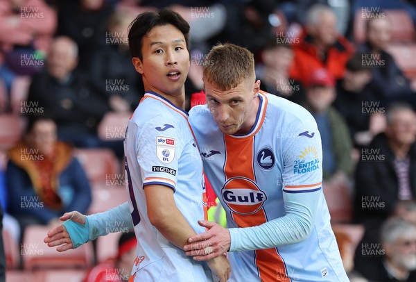 030426 - Sheffield United v Swansea City - Sky Bet Championship - Eom Ji-sung of Swansea celebrates the equaliser with Jay Fulton of Swansea
