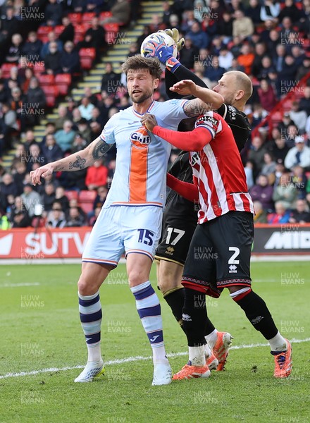 030426 - Sheffield United v Swansea City - Sky Bet Championship - Cameron Burgess of Swansea tries a header but is saved by Goalkeeper Adam Davies of Sheffield Utd