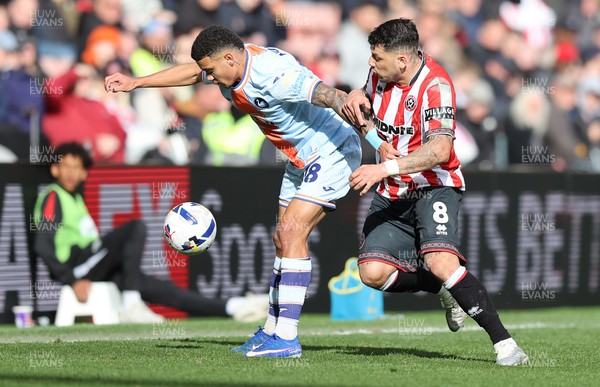 030426 - Sheffield United v Swansea City - Sky Bet Championship - Gustavo Nunes of Swansea and Gustavo Hamer of Sheffield Utd