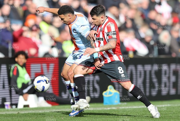 030426 - Sheffield United v Swansea City - Sky Bet Championship - Gustavo Nunes of Swansea and Gustavo Hamer of Sheffield Utd