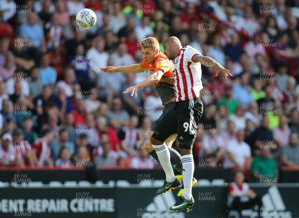 040818 - Sheffield United v Swansea City, Sky Bet Championship - Jay Fulton of Swansea City and Leon Clarke of Sheffield United compete for the ball