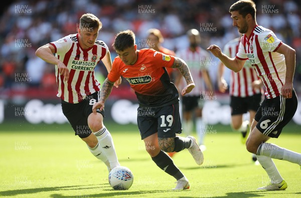 040818 - Sheffield United v Swansea City, Sky Bet Championship - Barrie McKay of Swansea City gets between Lee Evans of Sheffield United and Chris Basham of Sheffield United