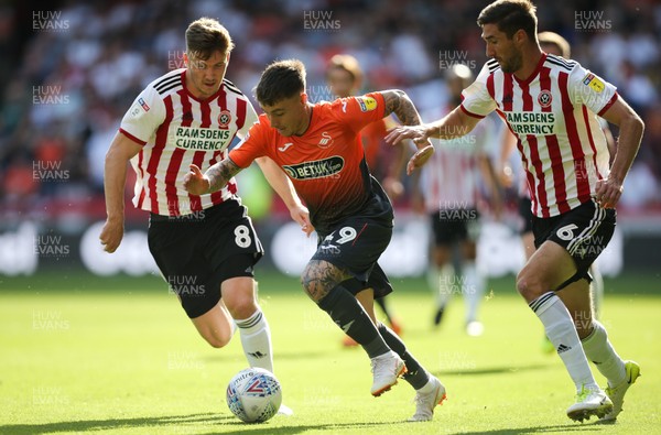 040818 - Sheffield United v Swansea City, Sky Bet Championship - Barrie McKay of Swansea City gets between Lee Evans of Sheffield United and Chris Basham of Sheffield United