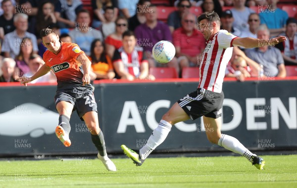 040818 - Sheffield United v Swansea City, Sky Bet Championship - Connor Roberts of Swansea City crosses the ball as Enda Stevens of Sheffield United closes in