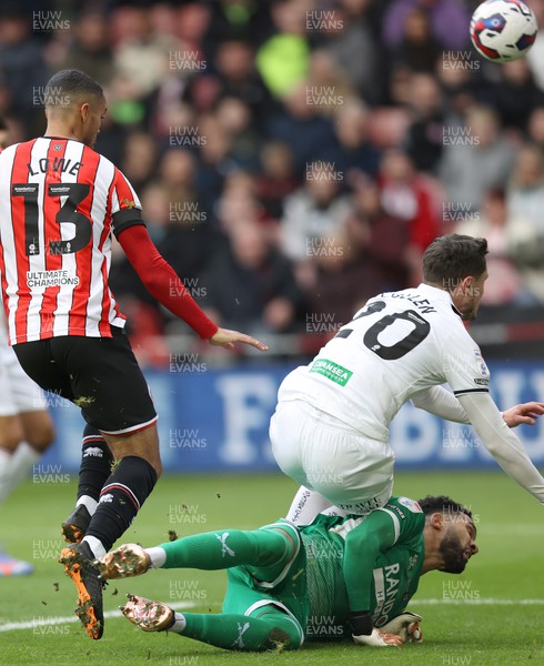 110223 - Sheffield United v Swansea City - Sky Bet Championship - Liam Cullen of Swansea falls over Goalkeeper Wes Foderingham of Sheffield Utd in an attempt to score