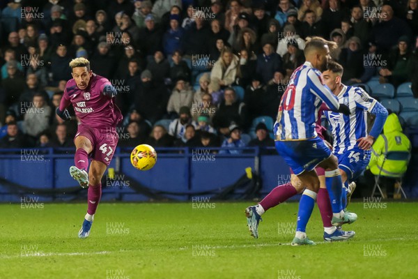 060124 - Sheffield Wednesday v Cardiff City - FA Cup Third Round - Callum Robinson of Cardiff City shoots for Cardiff