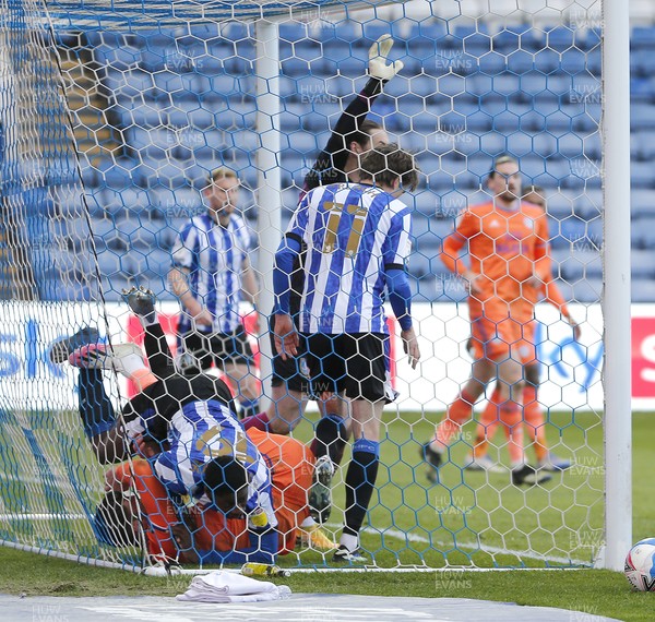 050421 - Sheffield Wednesday v Cardiff City - Sky Bet Championship - Marlon Pack of Cardiff tries a header in the goalmouth but no result  leaving Kieffer Moore of Cardiff in the net with Osaze Urhoghide of Sheffield Wednesday on top