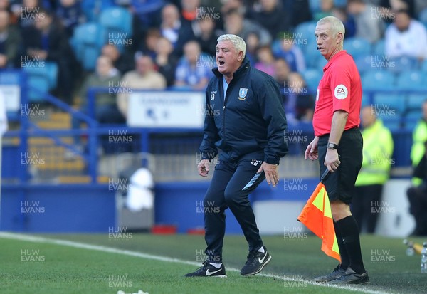 230219 - Sheffield Wednesday v Swansea City - Sky Bet Championship - Manager Steve Bruce of Sheffield Wednesday urges his team on 