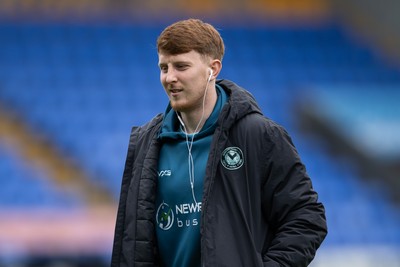 151125 - Shrewsbury Town v Newport County - Sky Bet League 2 - Ged Garner of Newport County arrives ahead of the game