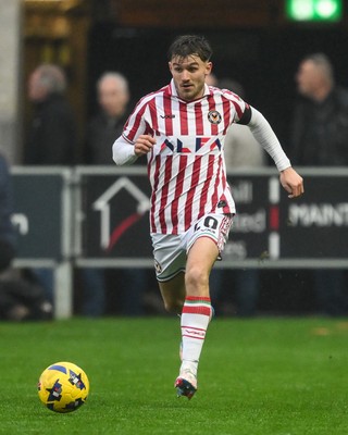 151125 - Shrewsbury Town v Newport County - Sky Bet League 2 - Ben Lloyd of Newport County makes a break with the ball