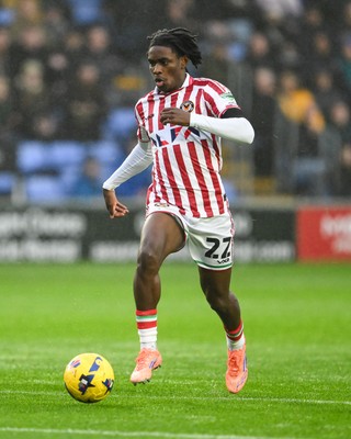 151125 - Shrewsbury Town v Newport County - Sky Bet League 2 - Habeeb Ogunneye of Newport County makes a break with the ball