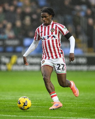 151125 - Shrewsbury Town v Newport County - Sky Bet League 2 - Habeeb Ogunneye of Newport County makes a break with the ball