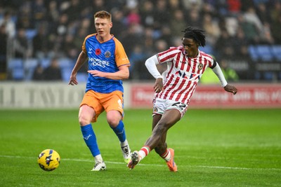 151125 - Shrewsbury Town v Newport County - Sky Bet League 2 - Habeeb Ogunneye of Newport County shoots on goal