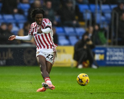 151125 - Shrewsbury Town v Newport County - Sky Bet League 2 - Habeeb Ogunneye of Newport County passes the ball