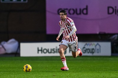 151125 - Shrewsbury Town v Newport County - Sky Bet League 2 - Anthony Driscoll-Glennon of Newport County makes a break with the ball