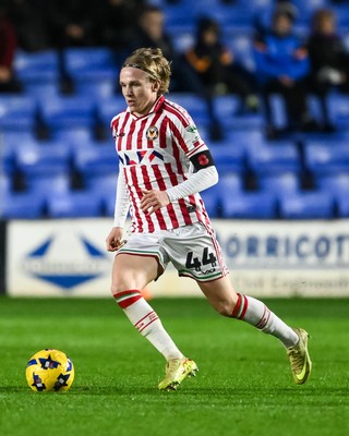 151125 - Shrewsbury Town v Newport County - Sky Bet League 2 - Sammy Braybrooke of Newport County makes a break with the ball