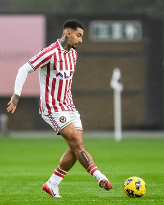 151125 - Shrewsbury Town v Newport County - Sky Bet League 2 - Courtney Baker-Richardson of Newport County in action