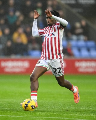 151125 - Shrewsbury Town v Newport County - Sky Bet League 2 - Habeeb Ogunneye of Newport County makes a break with the ball