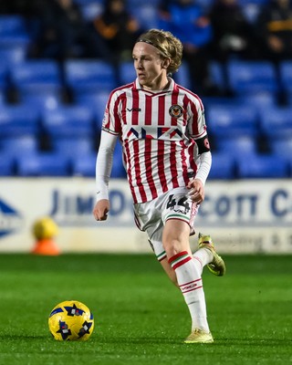 151125 - Shrewsbury Town v Newport County - Sky Bet League 2 - Sammy Braybrooke of Newport County makes a break with the ball
