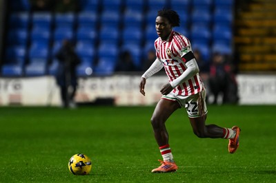 151125 - Shrewsbury Town v Newport County - Sky Bet League 2 - Habeeb Ogunneye of Newport County makes a break with the ball
