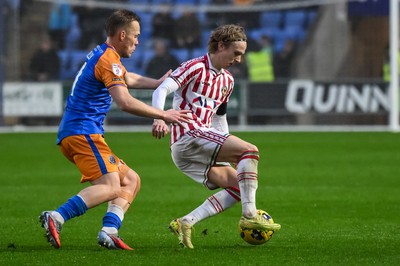 151125 - Shrewsbury Town v Newport County - Sky Bet League 2 - Sammy Braybrooke of Newport County holds off Anthony Scully of Shrewsbury Town
