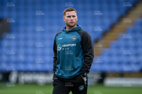 151125 - Shrewsbury Town v Newport County - Sky Bet League 2 - Lee Jenkins of Newport County arrives ahead of the game
