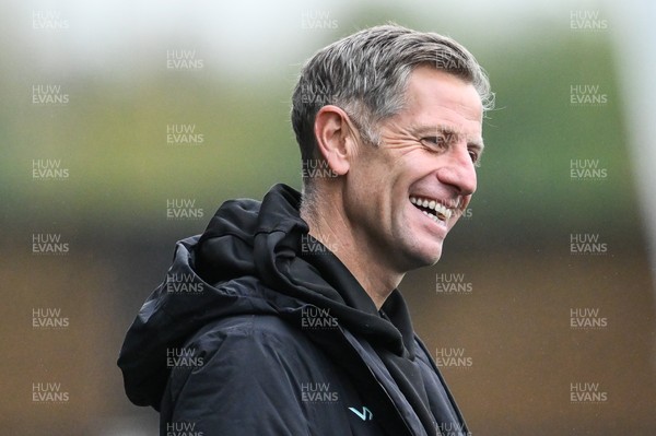 151125 - Shrewsbury Town v Newport County - Sky Bet League 2 - David Hughes arrives ahead of the game