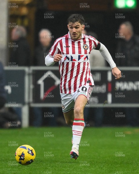 151125 - Shrewsbury Town v Newport County - Sky Bet League 2 - Ben Lloyd of Newport County makes a break with the ball
