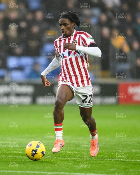 151125 - Shrewsbury Town v Newport County - Sky Bet League 2 - Habeeb Ogunneye of Newport County makes a break with the ball