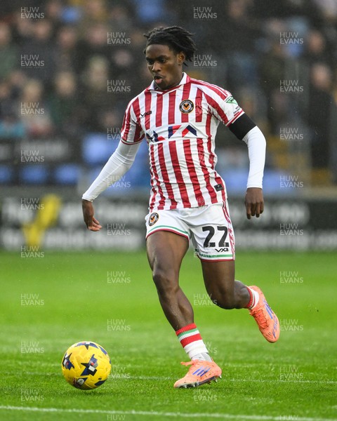 151125 - Shrewsbury Town v Newport County - Sky Bet League 2 - Habeeb Ogunneye of Newport County makes a break with the ball