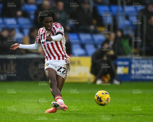 151125 - Shrewsbury Town v Newport County - Sky Bet League 2 - Habeeb Ogunneye of Newport County passes the ball