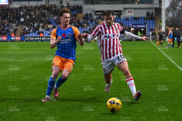 151125 - Shrewsbury Town v Newport County - Sky Bet League 2 - Ben Lloyd of Newport County and Tommy McDermott of Shrewsbury Town battles for the ball