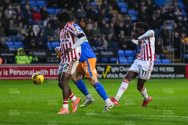 151125 - Shrewsbury Town v Newport County - Sky Bet League 2 - Cameron Antwi of Newport County shoots on goal