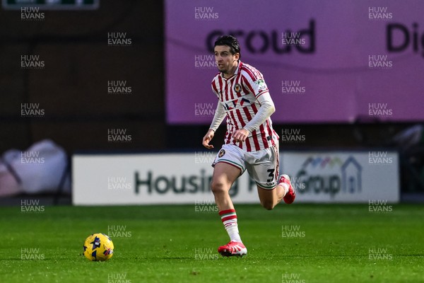 151125 - Shrewsbury Town v Newport County - Sky Bet League 2 - Anthony Driscoll-Glennon of Newport County makes a break with the ball