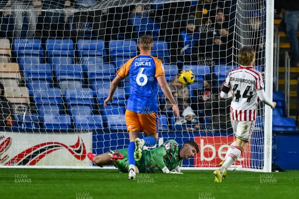 151125 - Shrewsbury Town v Newport County - Sky Bet League 2 - Anthony Scully of Shrewsbury Town scores to make it 1-0