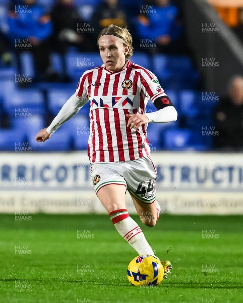 151125 - Shrewsbury Town v Newport County - Sky Bet League 2 - Sammy Braybrooke of Newport County makes a break with the ball