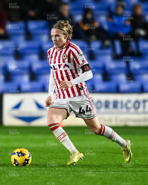 151125 - Shrewsbury Town v Newport County - Sky Bet League 2 - Sammy Braybrooke of Newport County makes a break with the ball
