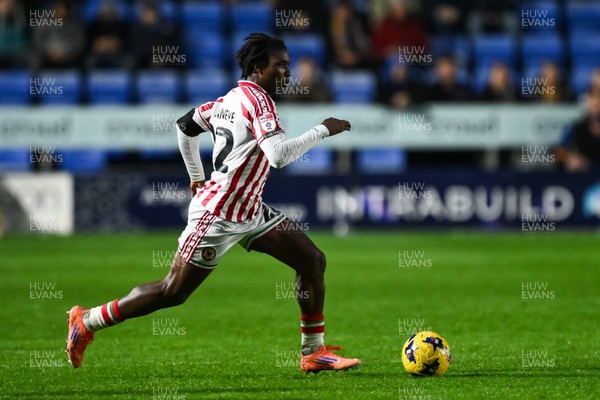 151125 - Shrewsbury Town v Newport County - Sky Bet League 2 - Habeeb Ogunneye of Newport County makes a break with the ball
