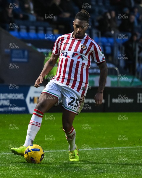 151125 - Shrewsbury Town v Newport County - Sky Bet League 2 - Akinwale Odimayo of Newport County in action