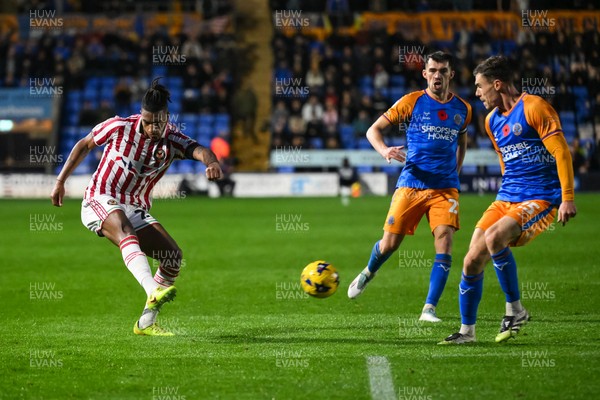 151125 - Shrewsbury Town v Newport County - Sky Bet League 2 - Akinwale Odimayo of Newport County shoots on goal