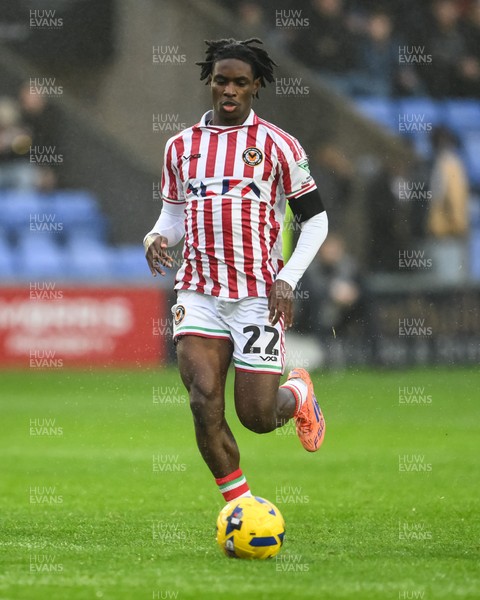 151125 - Shrewsbury Town v Newport County - Sky Bet League 2 - Habeeb Ogunneye of Newport County makes a break with the ball